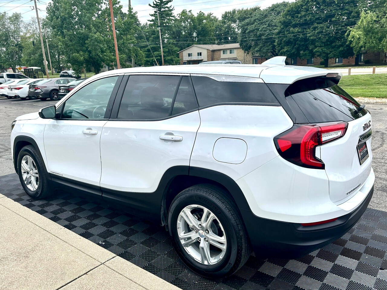 Used 2024 GMC Terrain SLE image 3