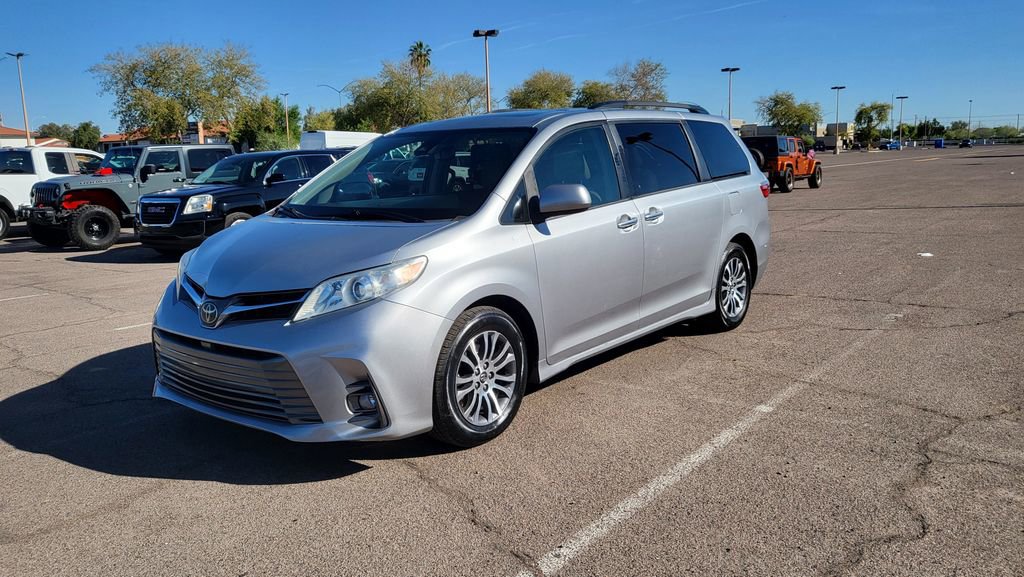 Used 2018 Toyota Sienna XLE w/ XLE Navigation Package image 4