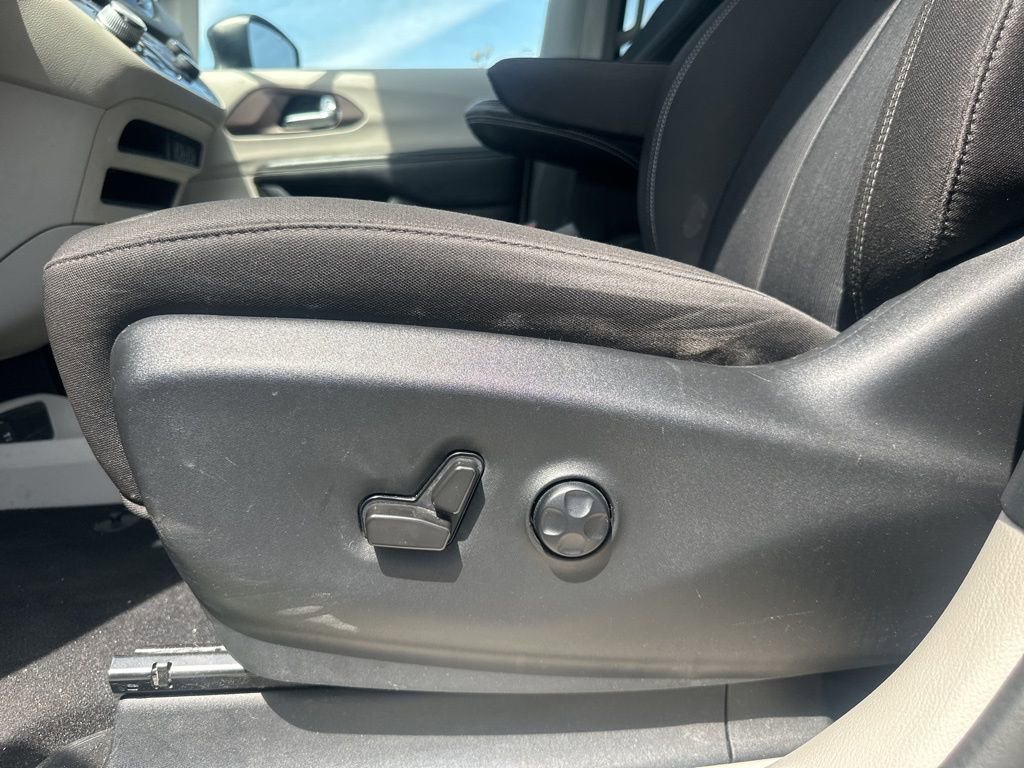 Used 2022 Chrysler Voyager LX image 30