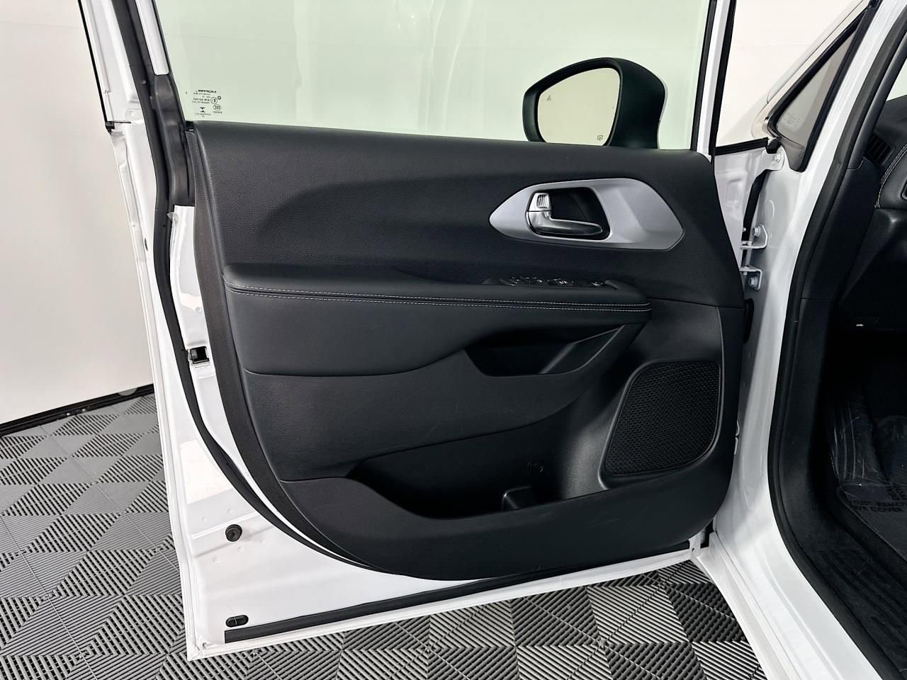 Used 2023 Chrysler Pacifica Touring image 27