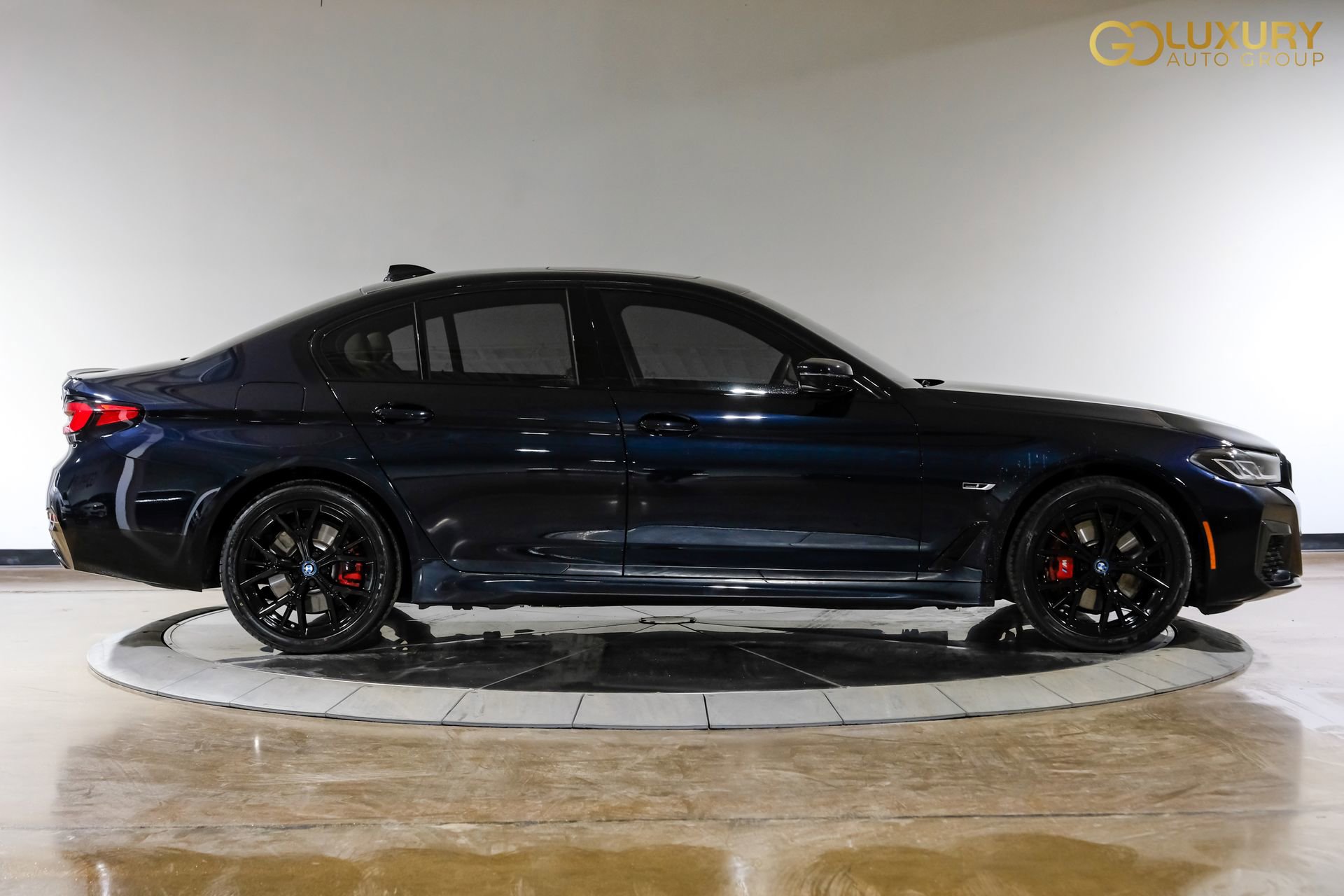 Used 2023 BMW 530e w/ M Sport Package image 9