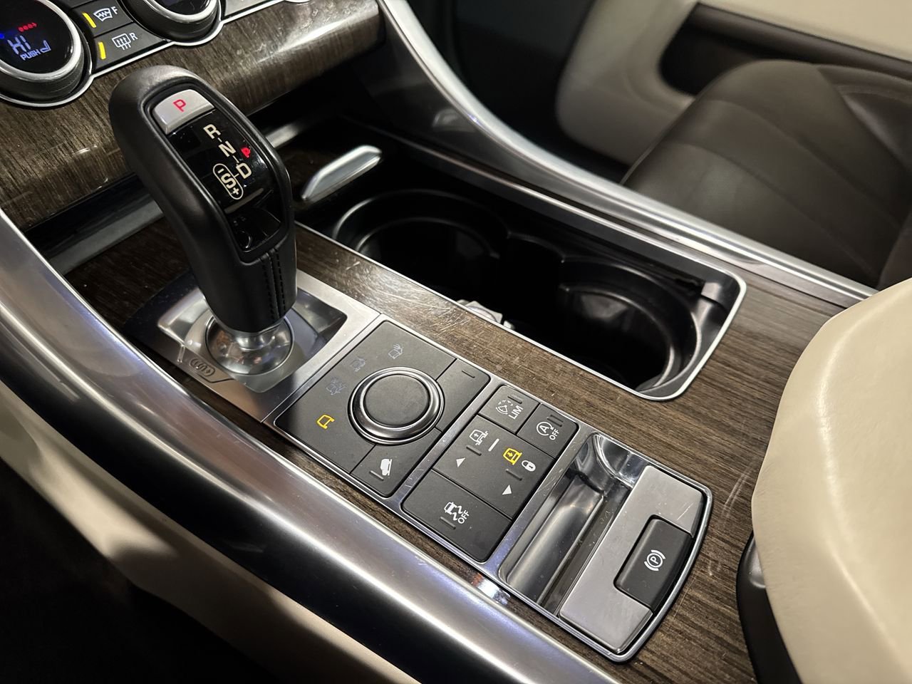 Used 2017 Land Rover Range Rover Sport HSE image 28