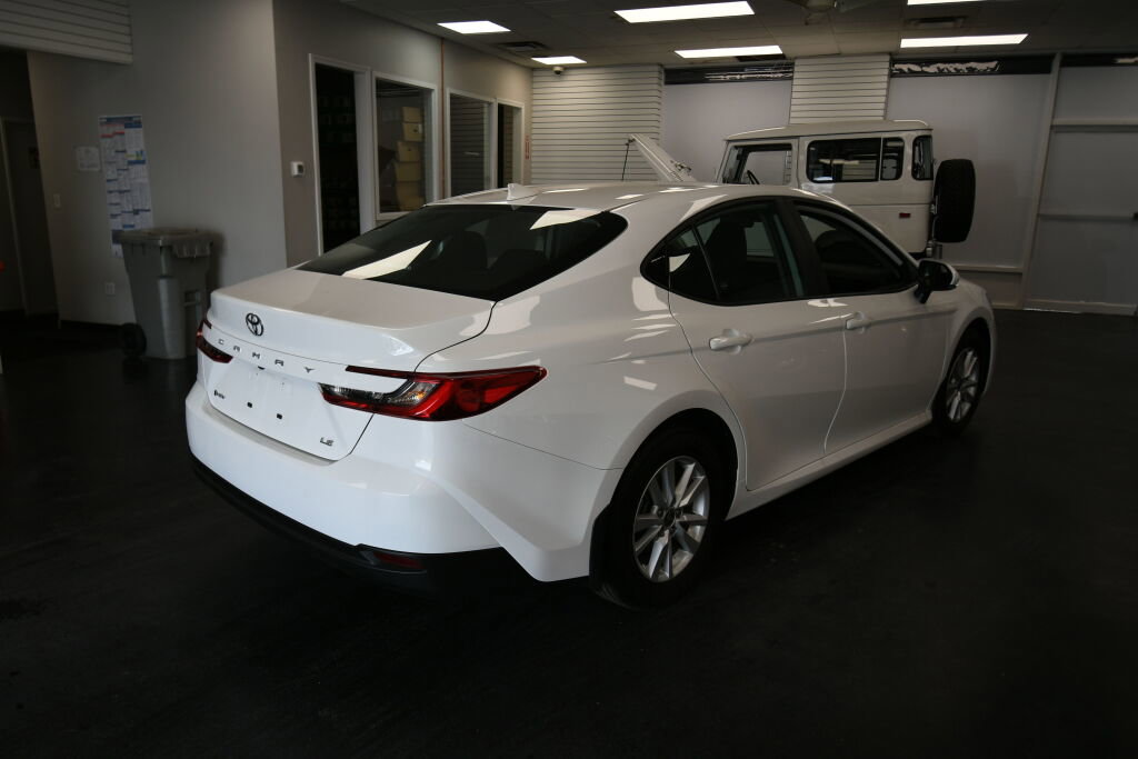 Used 2025 Toyota Camry LE image 7