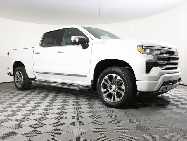 Used 2024 Chevrolet Silverado 1500 High Country w/ Technology Package image 3