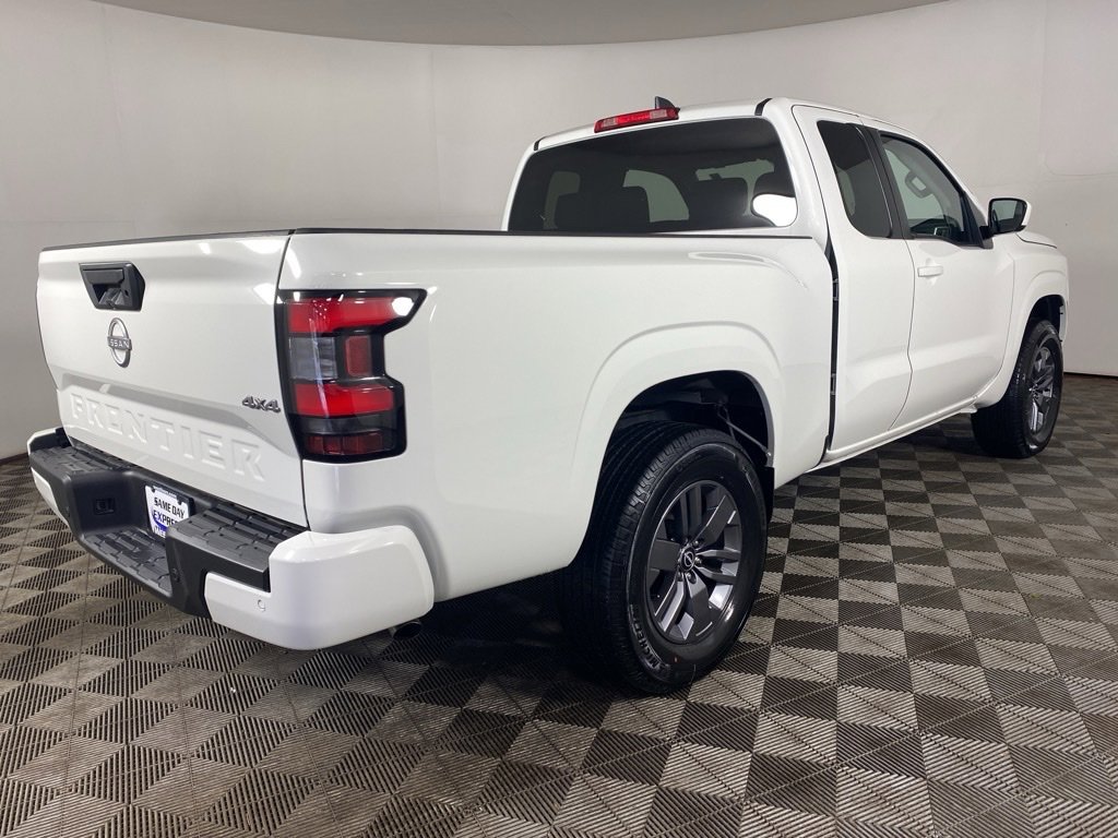 Used 2025 Nissan Frontier SV image 3