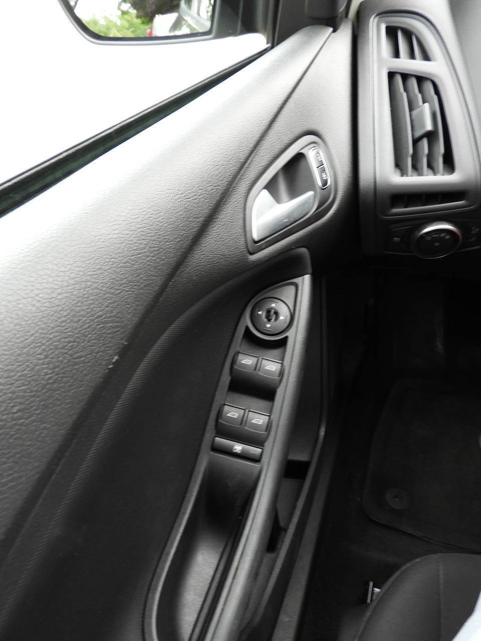 Used 2017 Ford Focus SE FWD image 18
