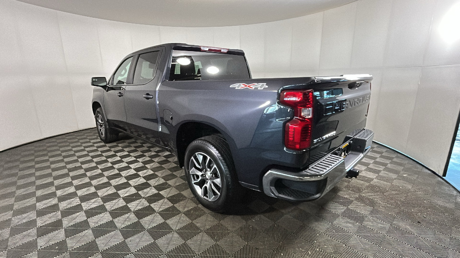 Used 2024 Chevrolet Silverado 1500 LT AWD/4WD image 5