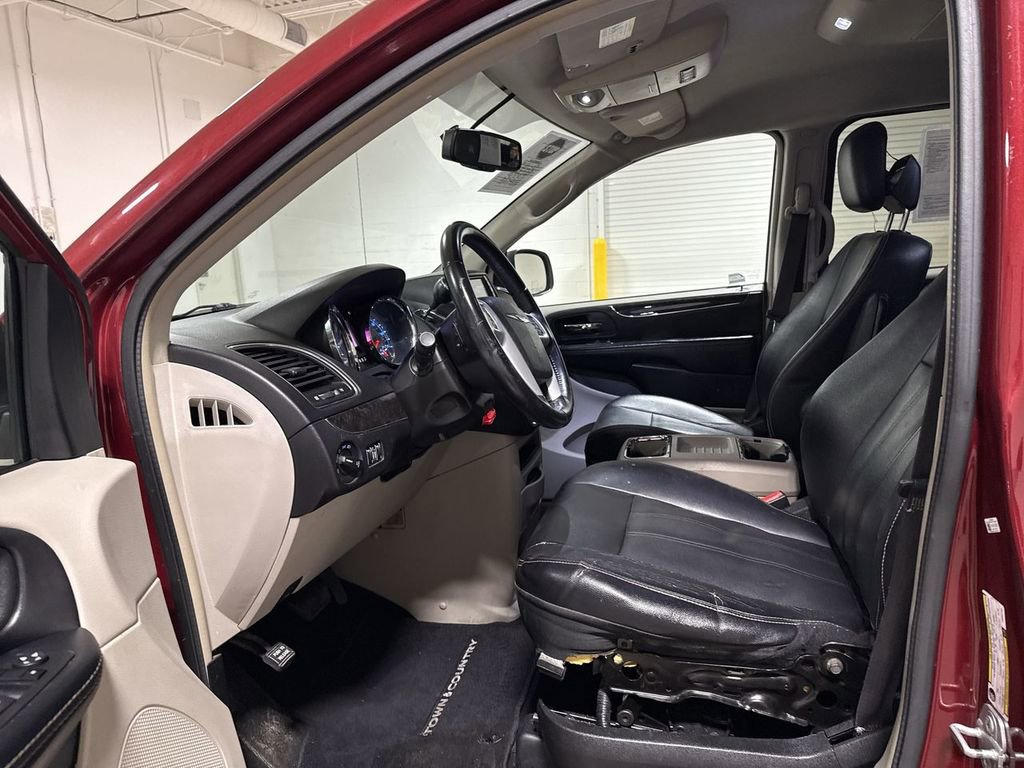 Used 2015 Chrysler Town & Country Touring image 19