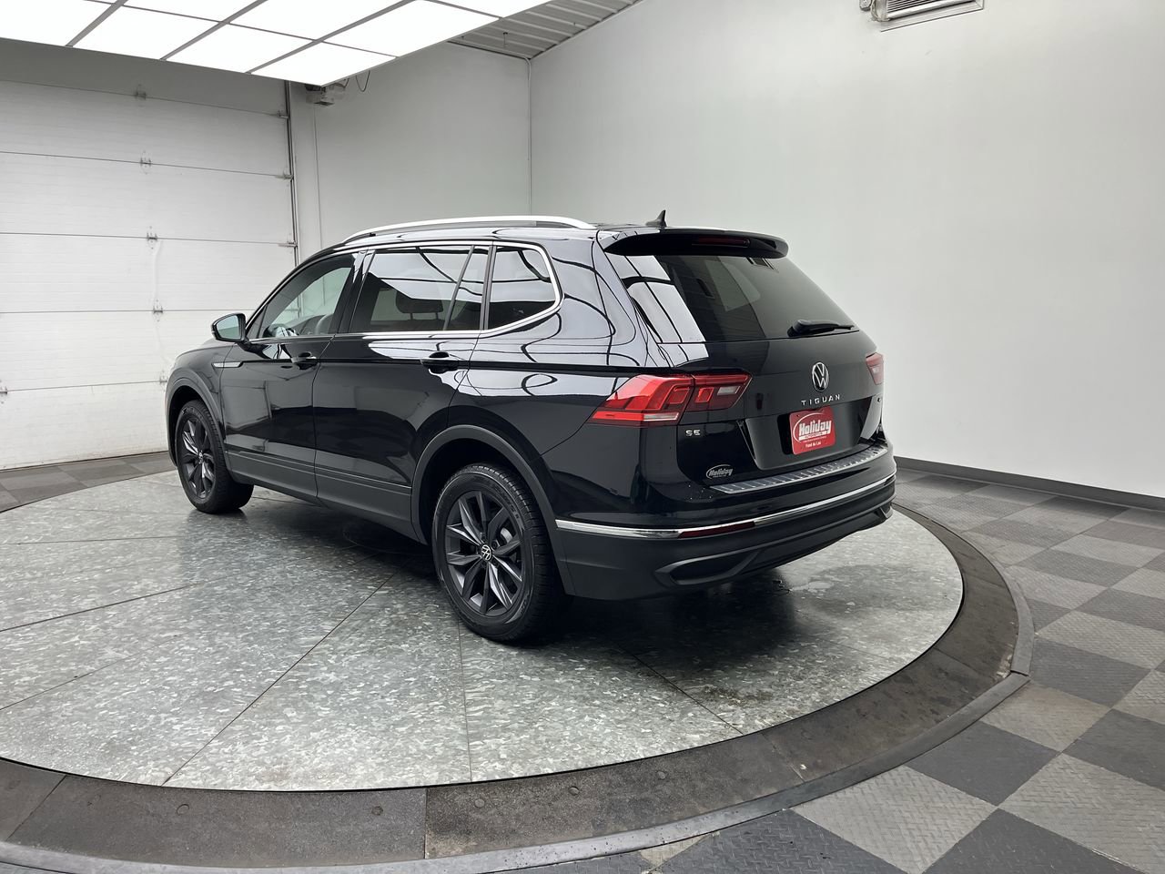Used 2022 Volkswagen Tiguan SE AWD/4WD image 2