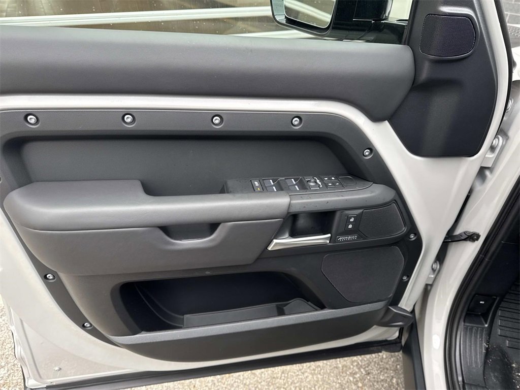 New 2026 Land Rover Defender 110 X-Dynamic SE image 18