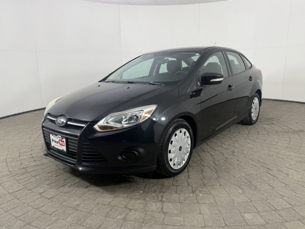 Used 2013 Ford Focus SE w/ SE Winter Pkg image 3