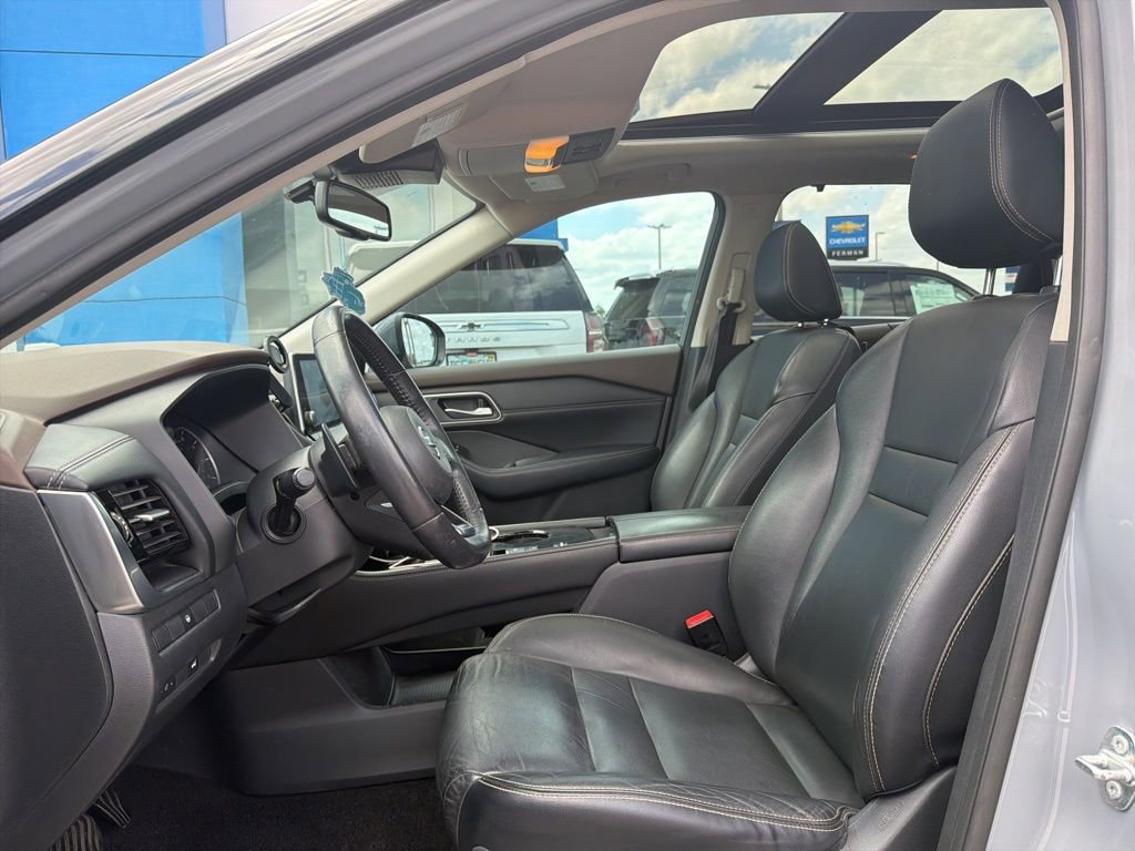 Used 2021 Nissan Rogue SL image 2