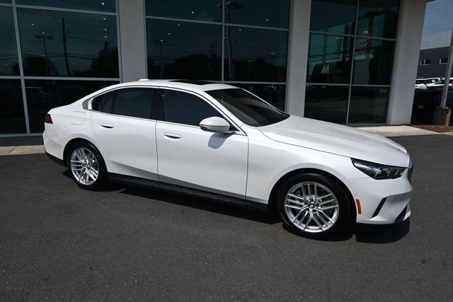 Used 2025 BMW 530i w/ Premium Package RWD image 7