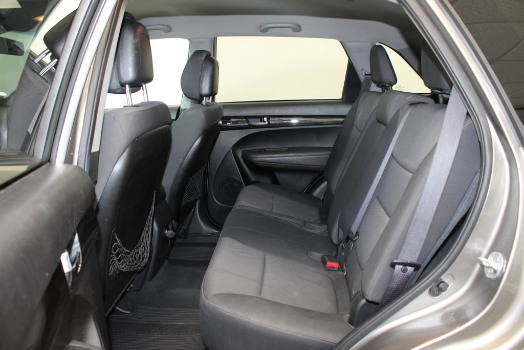 Used 2012 Kia Sorento FWD w/ Third Row Pkg image 4