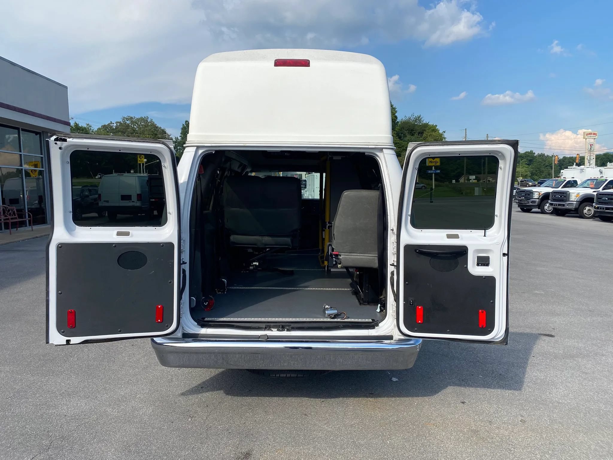 Used 2014 Ford E-350 and Econoline 350 Extended Super Duty w/ Power Group RWD image 31