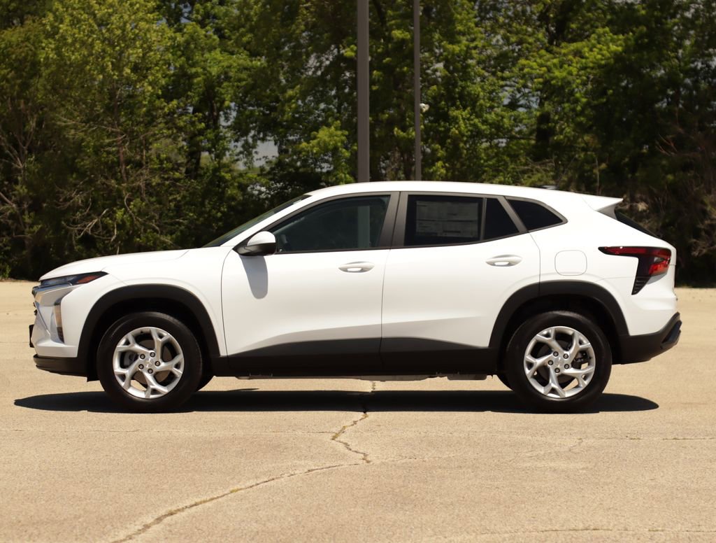 Used 2026 Chevrolet Trax LS w/ LS Convenience Package FWD image 4