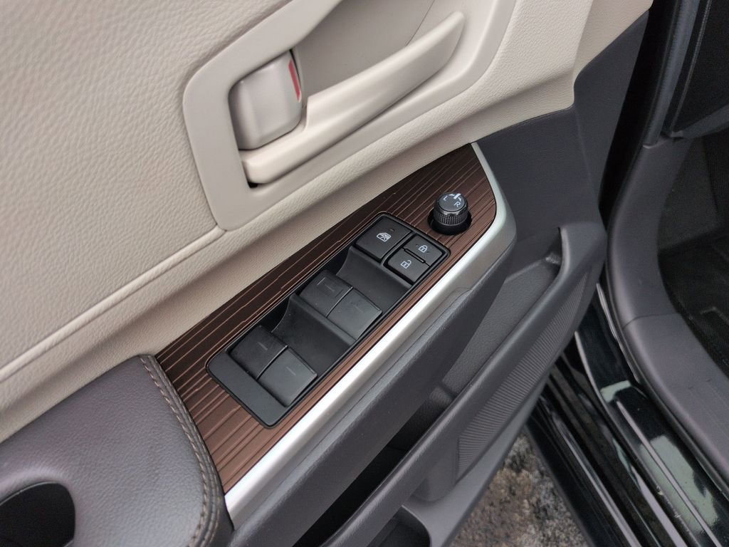 Used 2024 Toyota Sienna LE FWD image 11