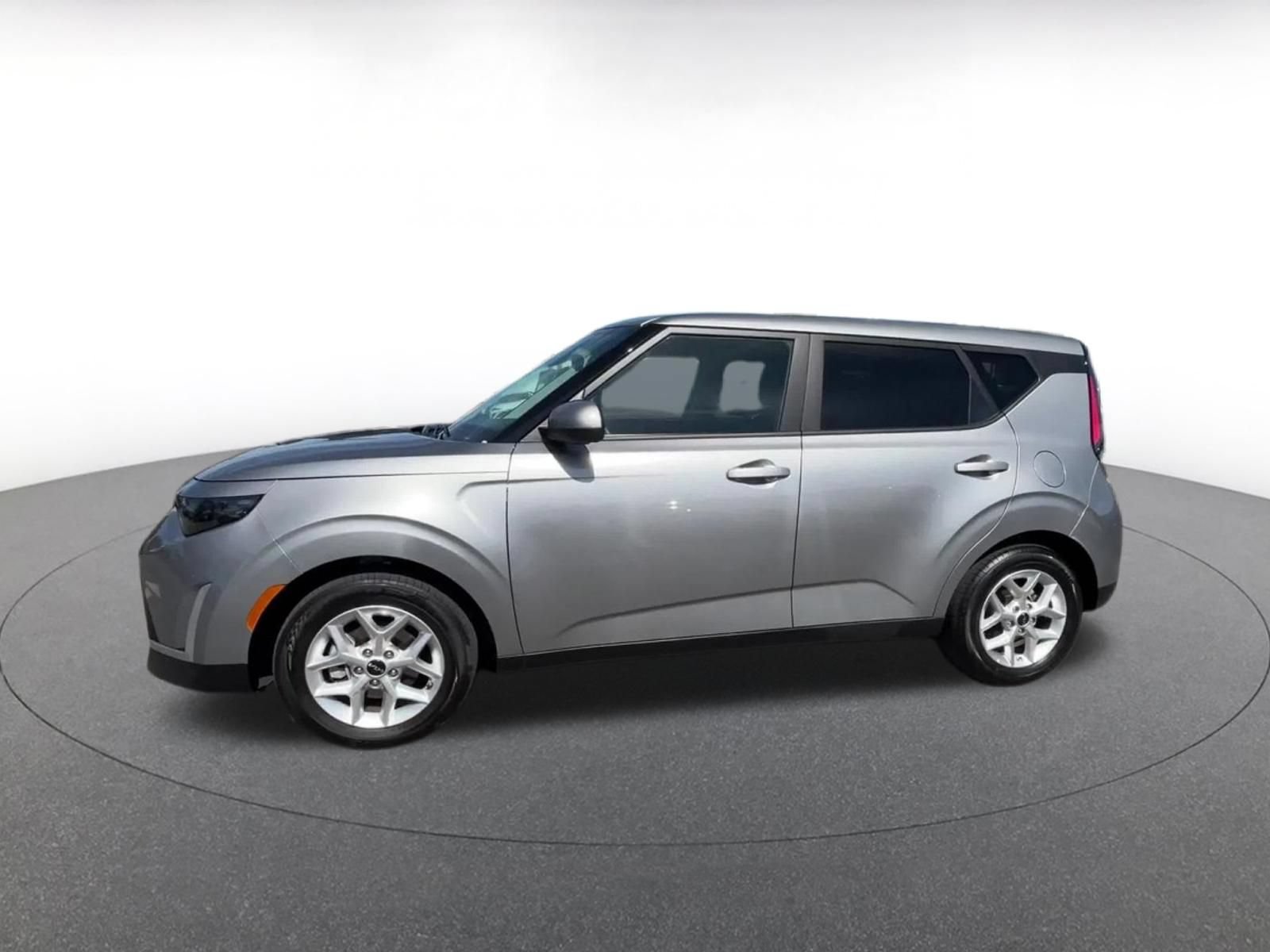 Used 2025 Kia Soul LX w/ LX Technology Package FWD image 9