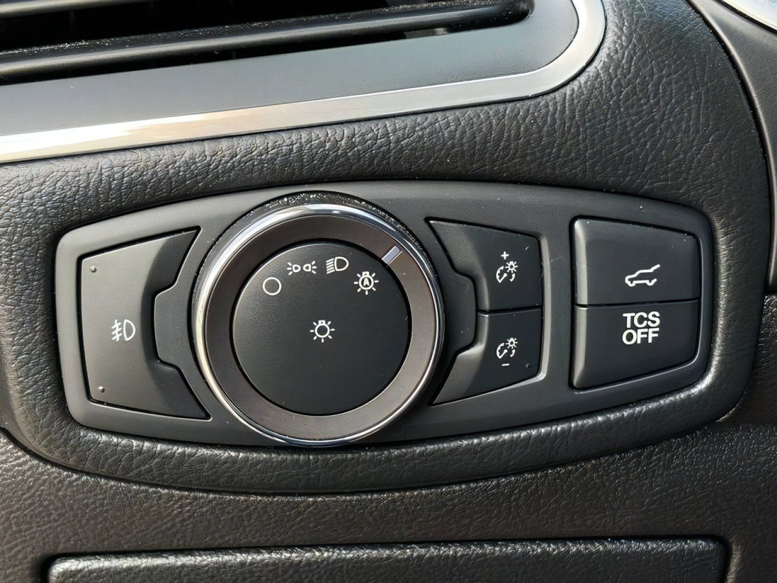 Used 2019 Ford Edge Titanium w/ Equipment Group 301A FWD image 22