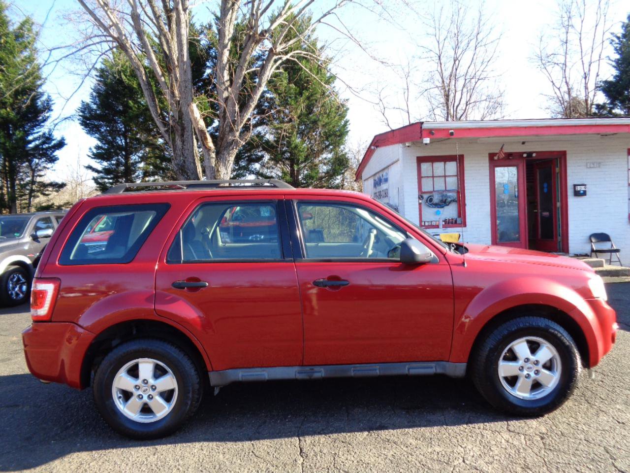 Used 2010 Ford Escape XLS FWD image 4