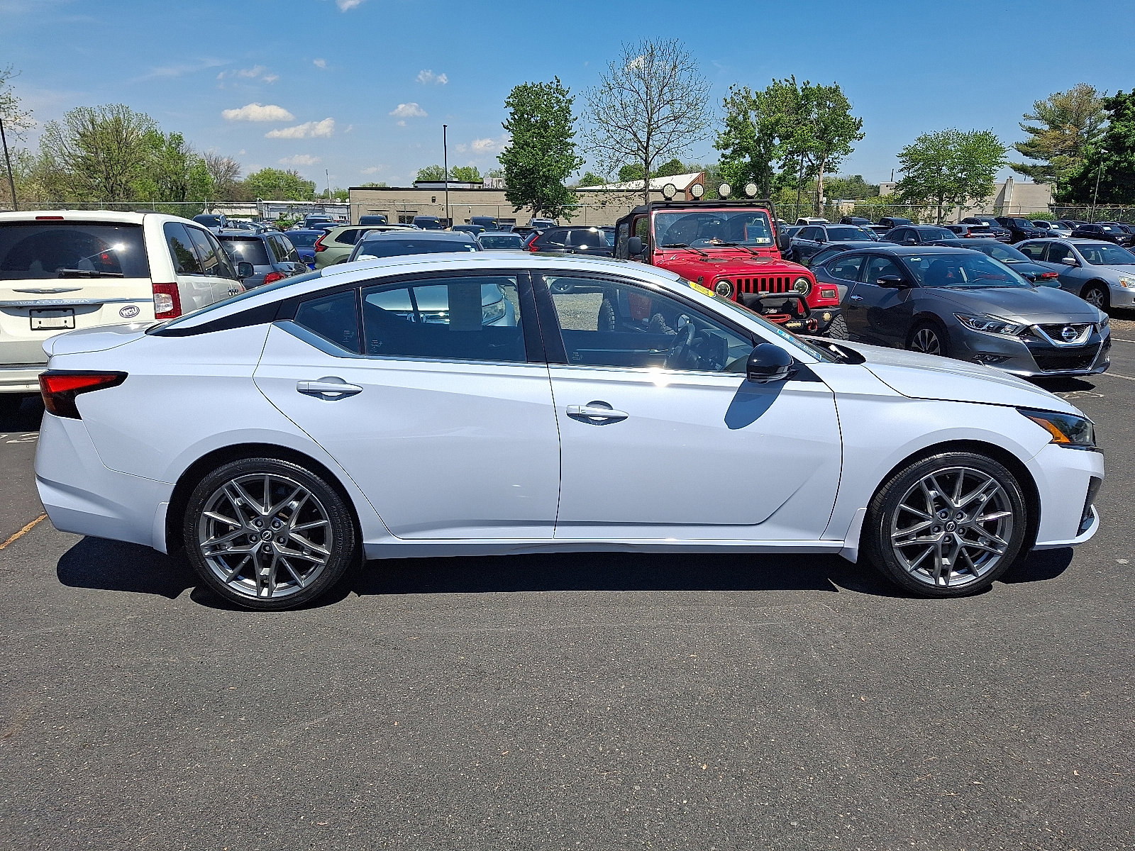 Used 2023 Nissan Altima 2.0 SR FWD image 7