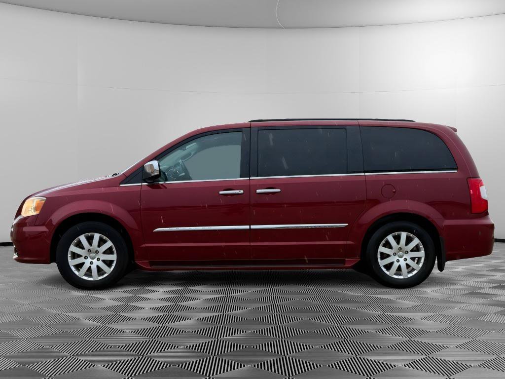 Used 2012 Chrysler Town & Country Touring-L w/ Driver Convenience Group FWD image 4