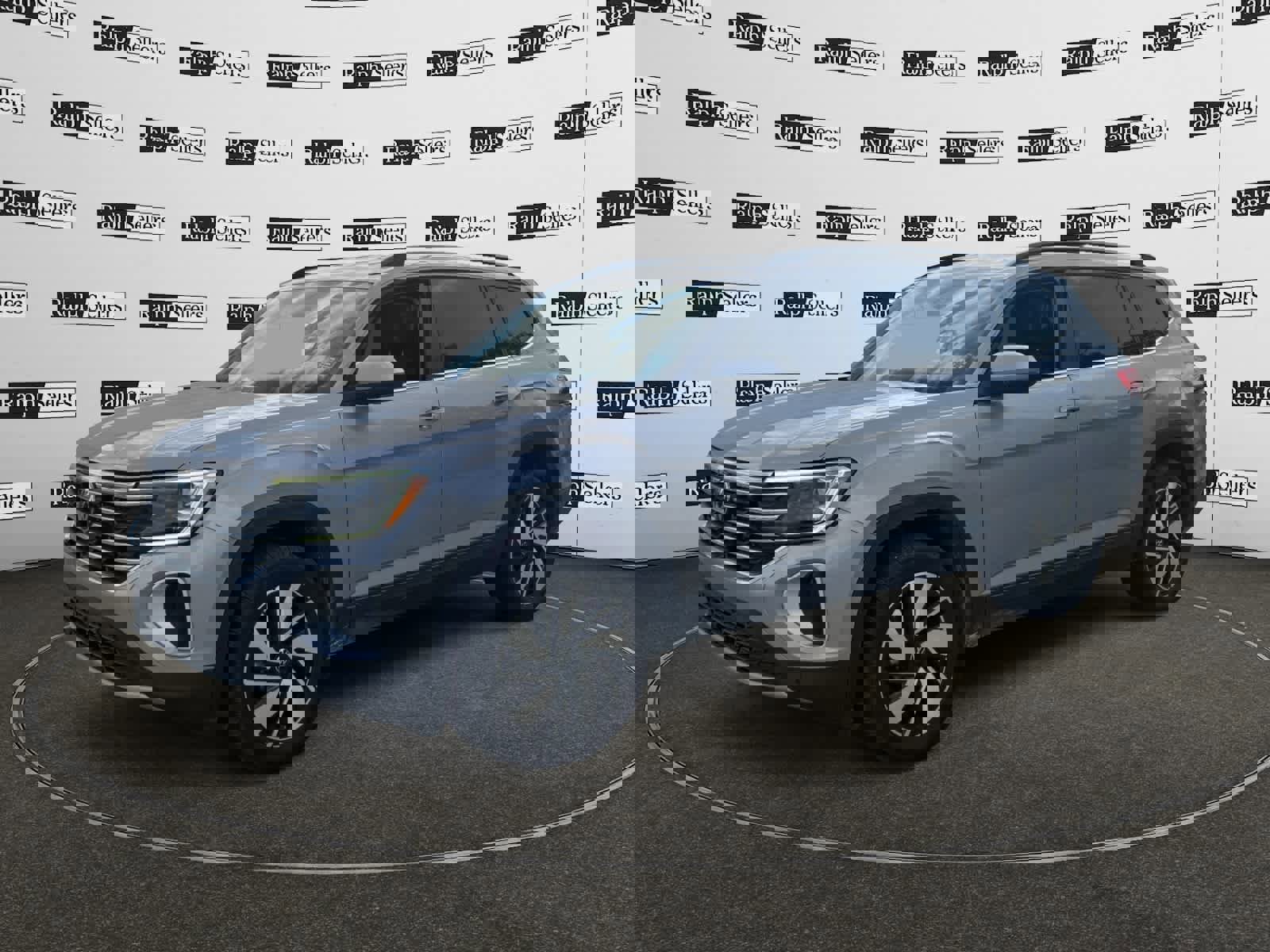 Used 2025 Volkswagen Atlas SE image 2