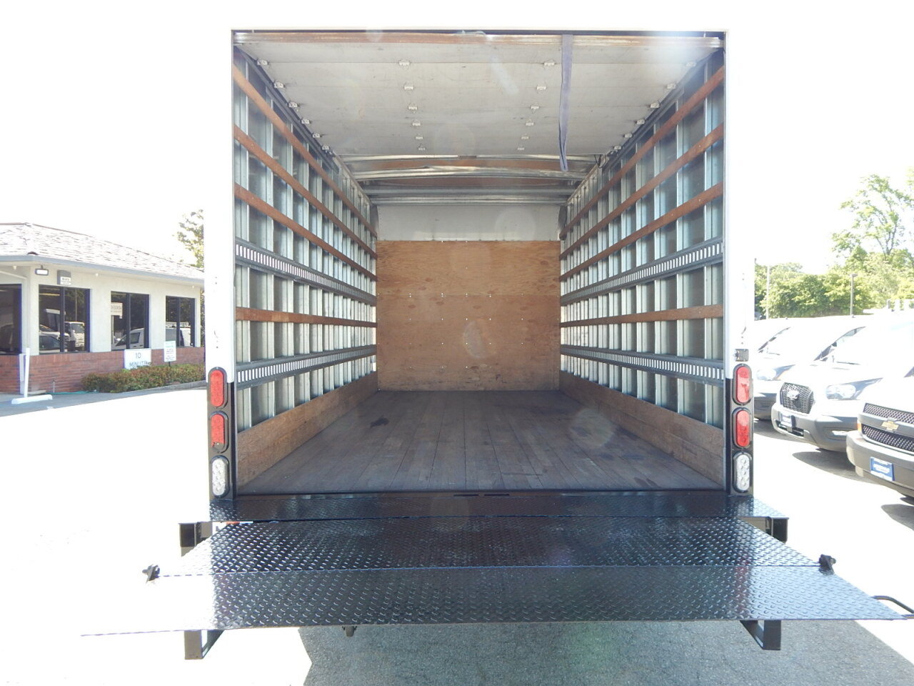 Used 2021 Isuzu NPR RWD image 13