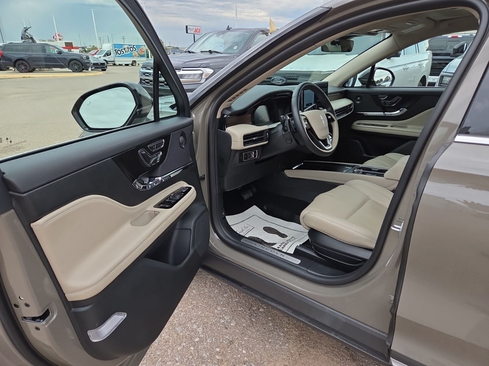 Used 2025 Lincoln Corsair Reserve w/ Equipment Group 202A AWD/4WD image 27