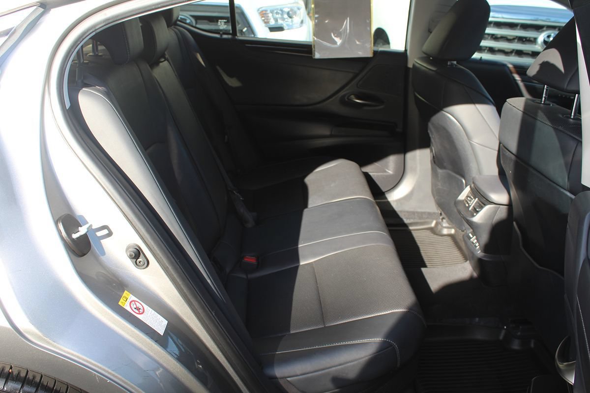 Used 2019 Lexus ES 300h w/ Premium Package FWD image 27