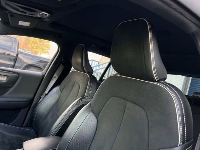 Used 2019 Volvo XC40 T4 R-Design image 14