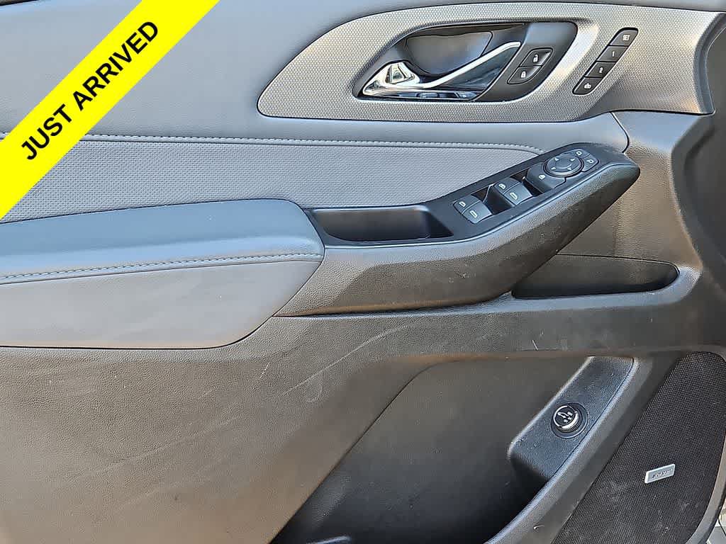 Used 2021 Chevrolet Traverse Premier FWD image 12