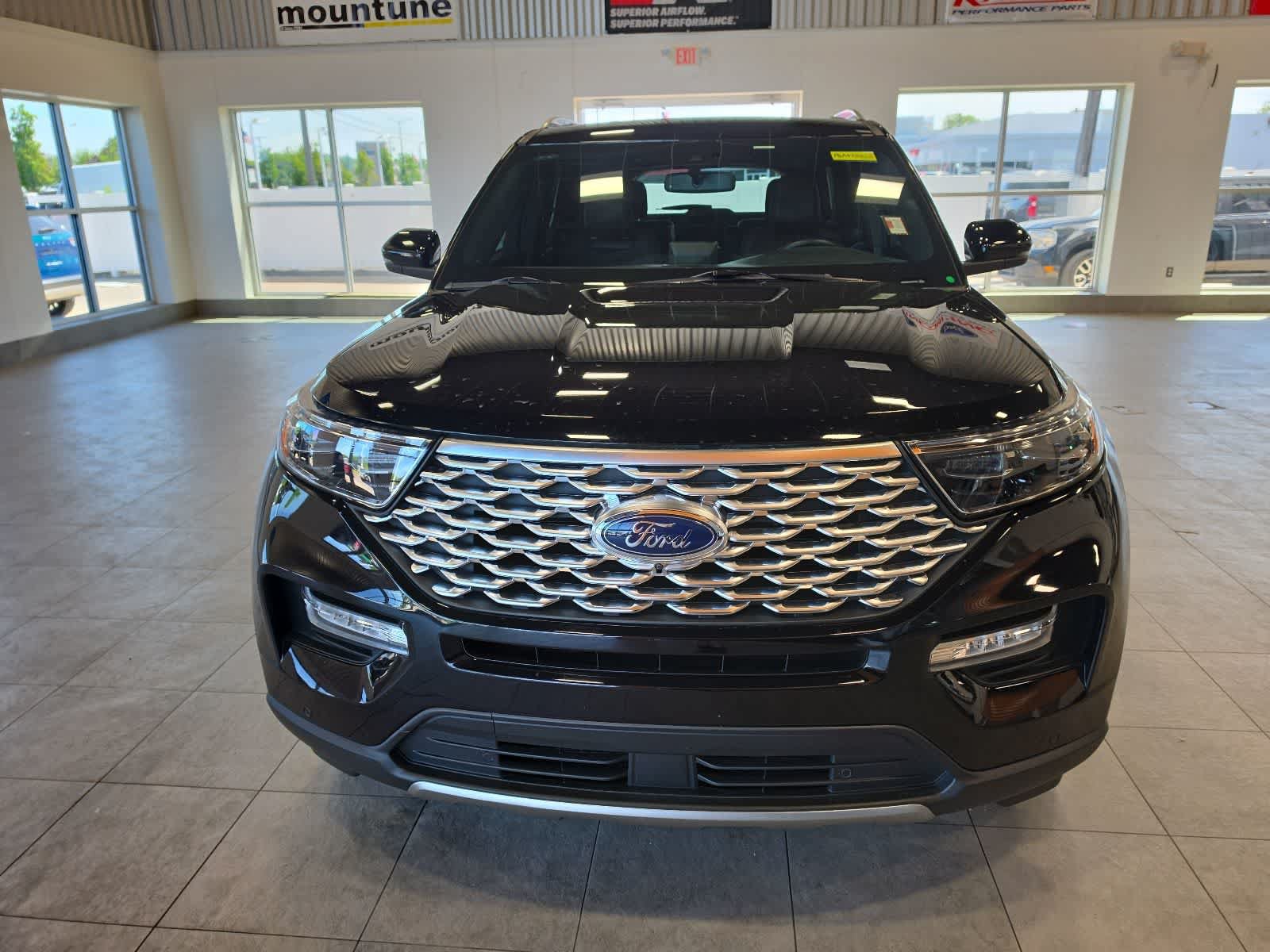 Used 2023 Ford Explorer Platinum w/ Technology Package AWD/4WD image 3