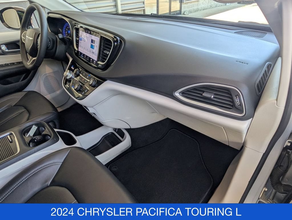 Used 2024 Chrysler Pacifica Touring-L FWD image 34