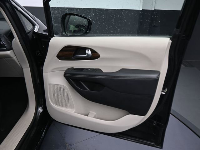 Used 2024 Chrysler Pacifica Limited image 12