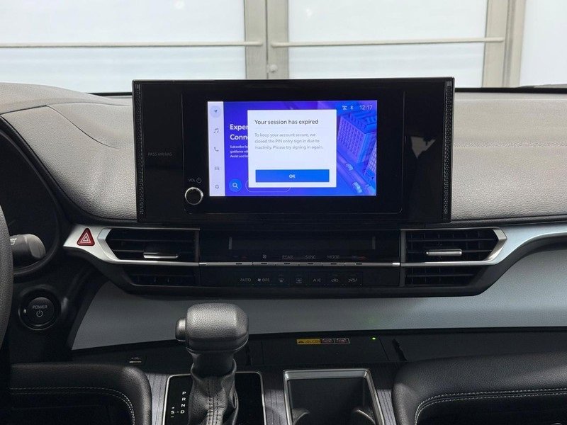 Used 2025 Toyota Sienna LE image 11