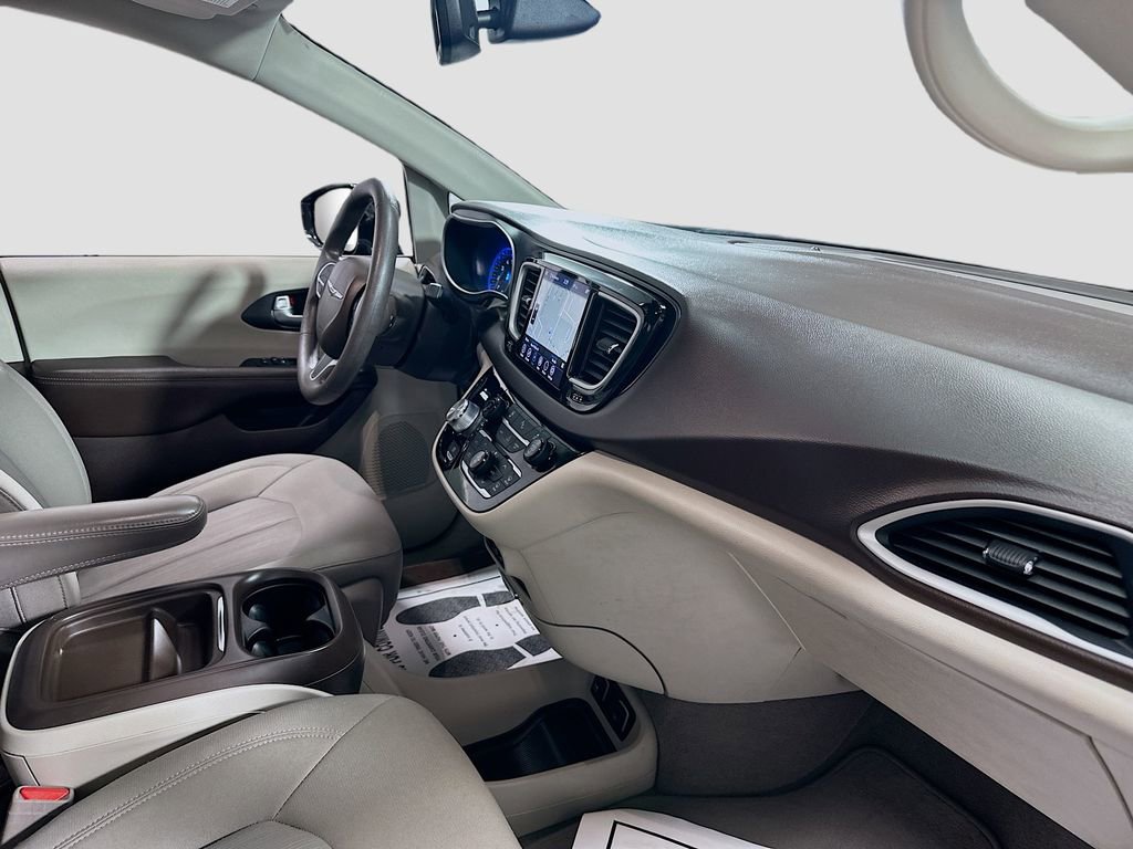 Used 2020 Chrysler Pacifica Touring image 30