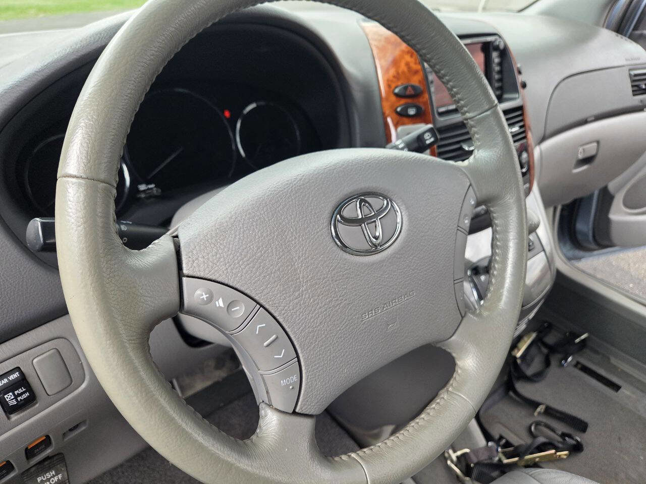 Used 2010 Toyota Sienna FWD image 16