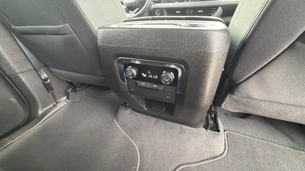 Certified 2025 Chevrolet Suburban LS RWD image 32