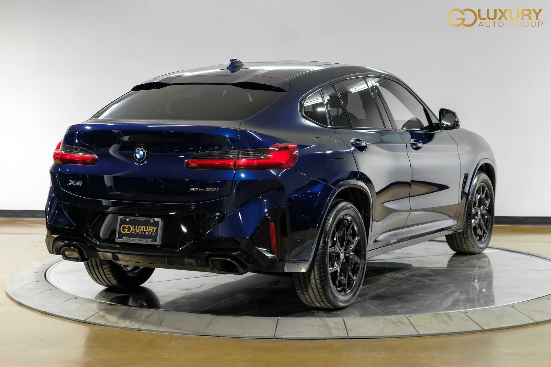 Used 2024 BMW X4 xDrive30i w/ M Sport Package AWD/4WD image 9