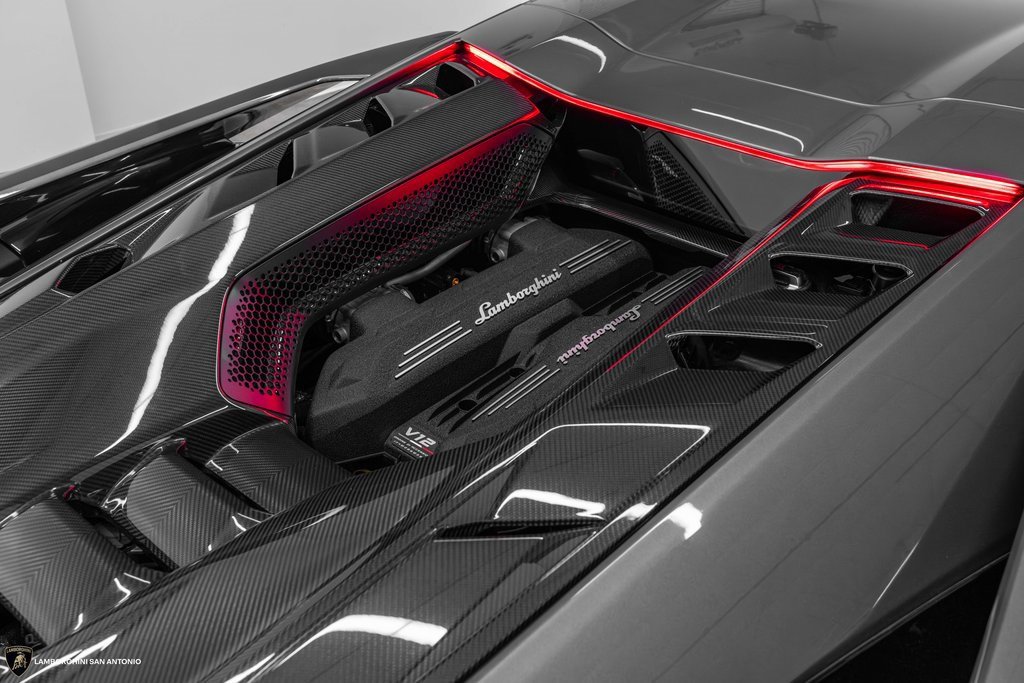 Used 2024 Lamborghini Revuelto image 10