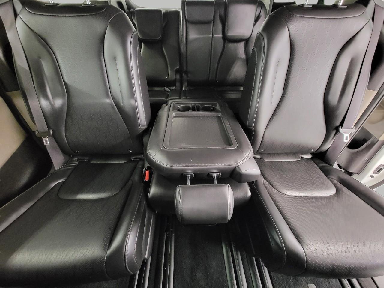 Used 2025 Kia Carnival FWD image 23