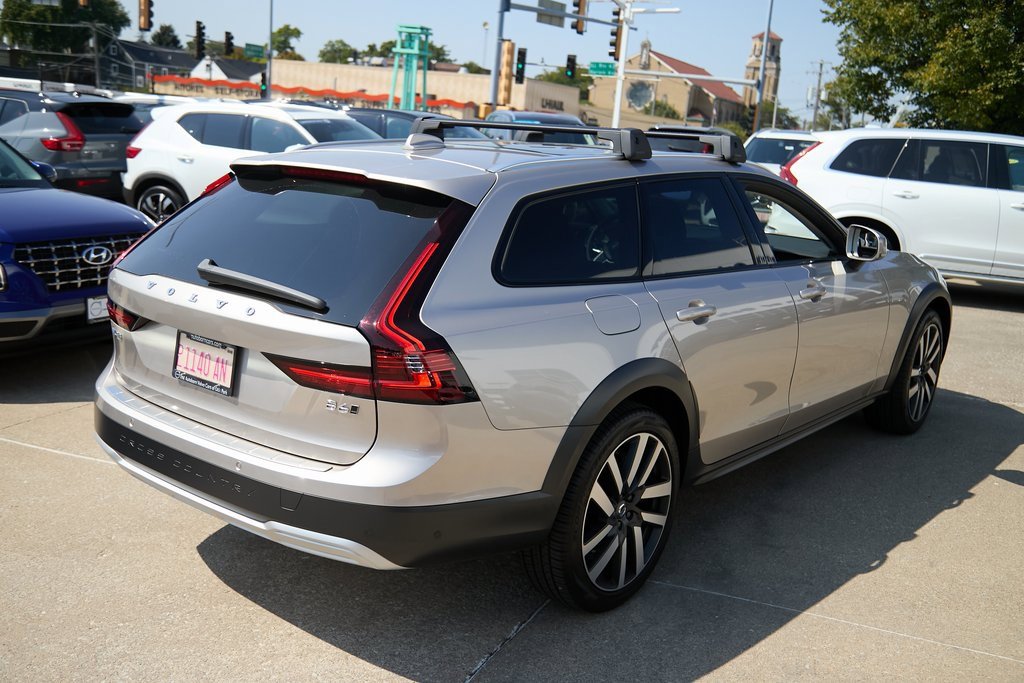 New 2026 Volvo V90 B6 Cross Country Ultra w/ Climate Package image 9