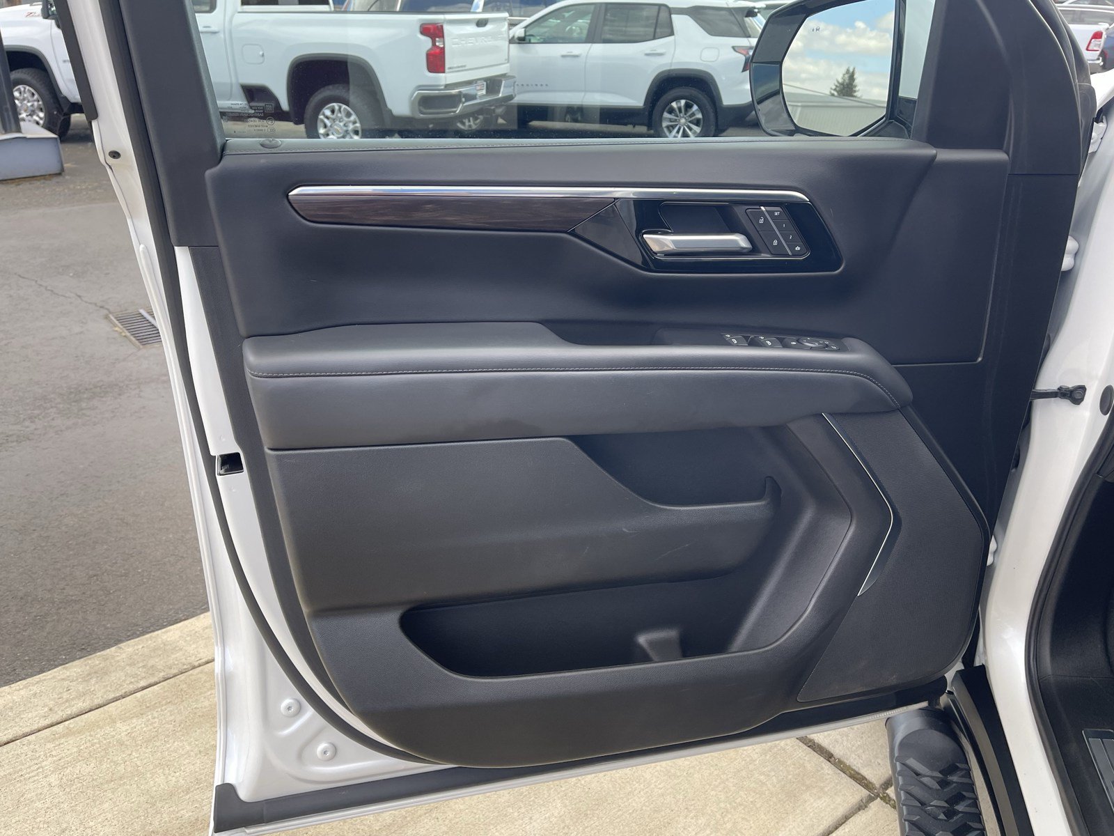 Used 2025 Chevrolet Suburban Z71 AWD/4WD image 16