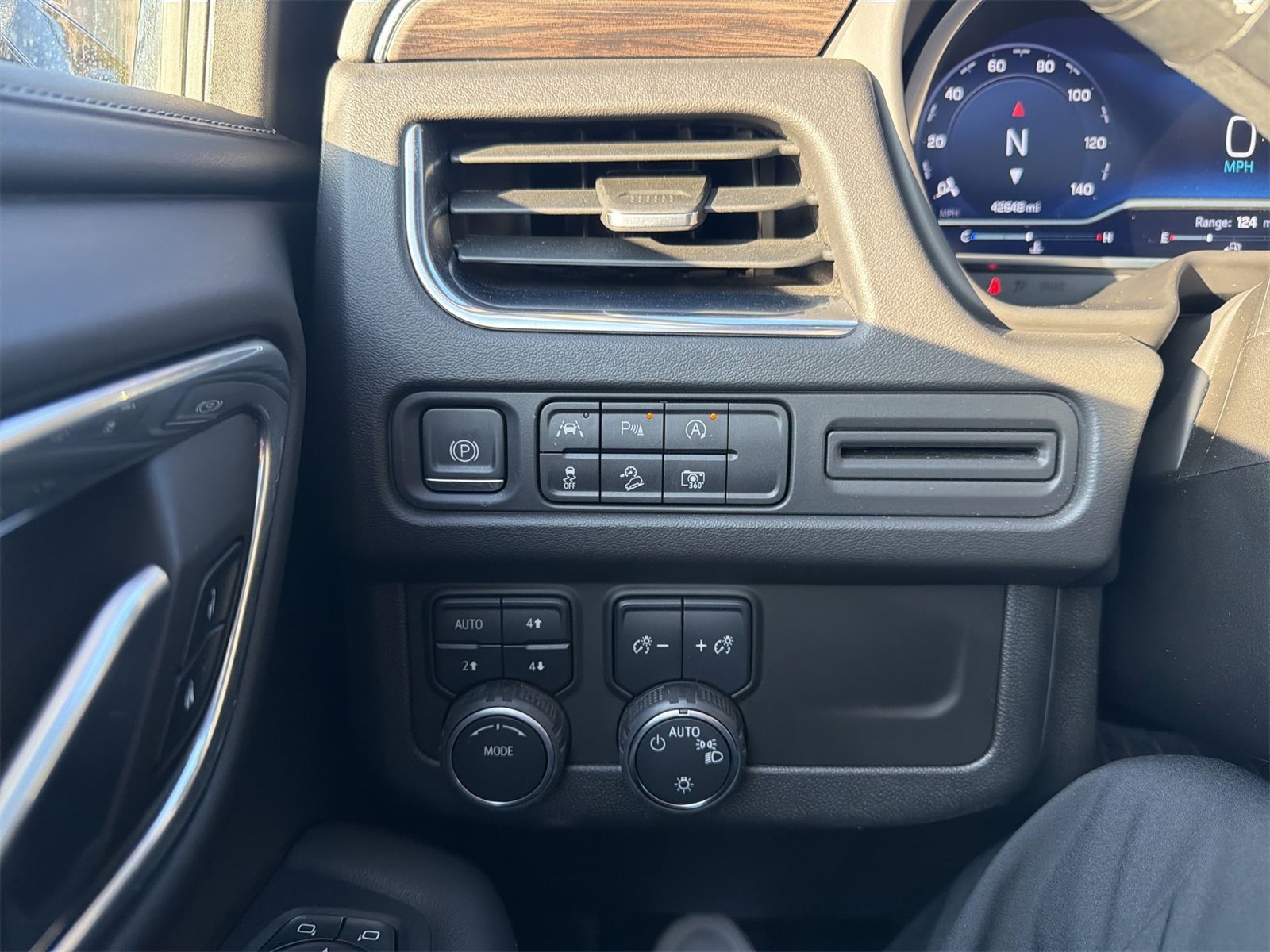 Used 2023 Chevrolet Suburban Z71 w/ Luxury Package image 17