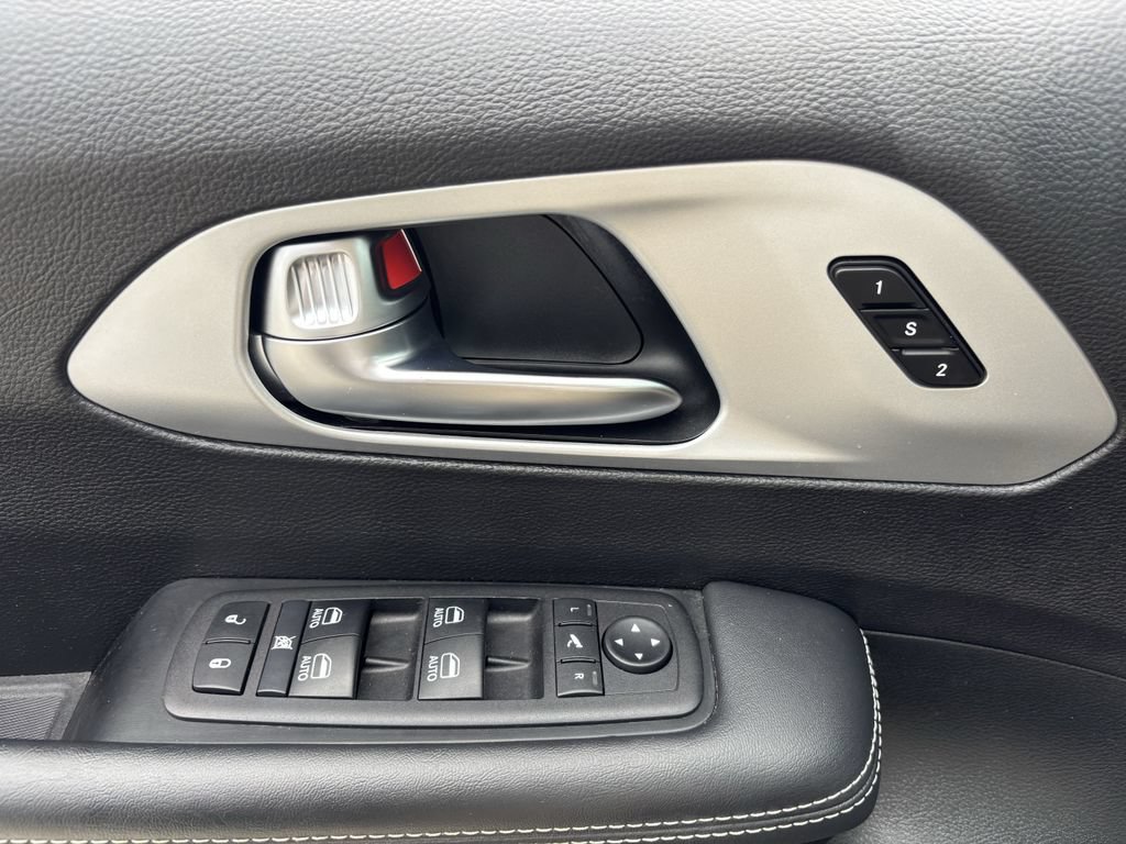 Used 2025 Chrysler Pacifica Limited FWD image 22