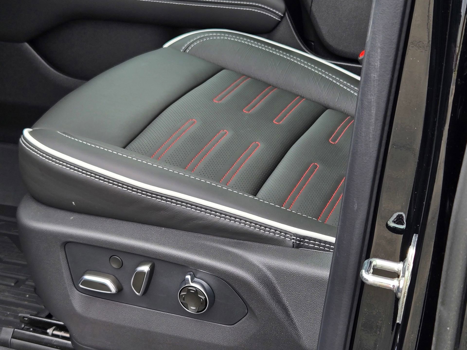 New 2026 GMC Yukon AT4 Ultimate w/ LPO, Floor Liner Package AWD/4WD image 8