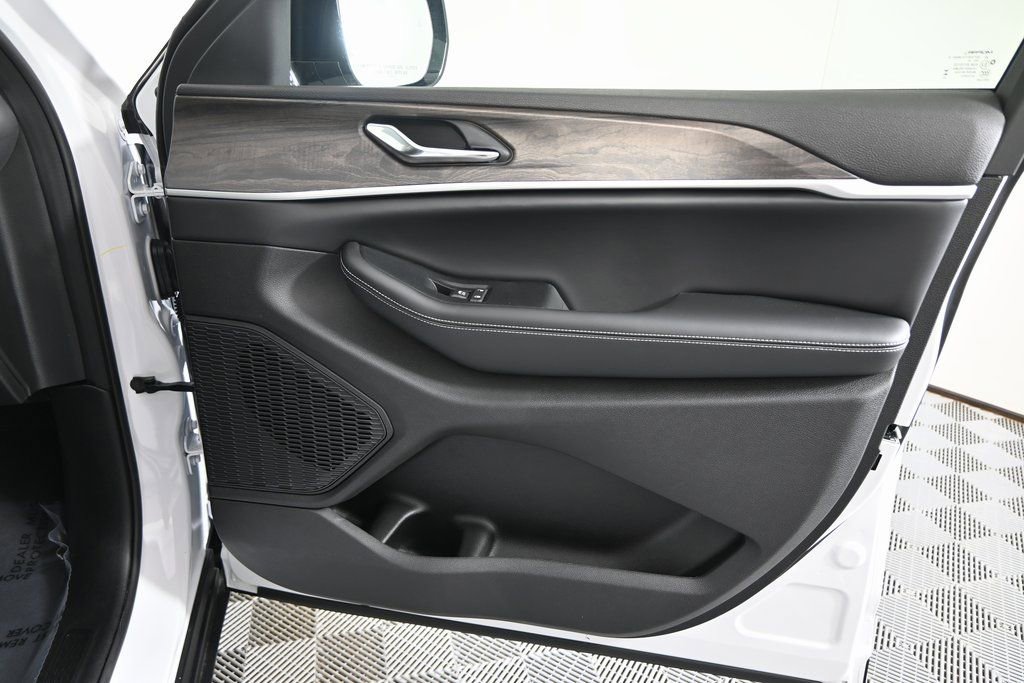 New 2026 Jeep Grand Cherokee Laredo image 12