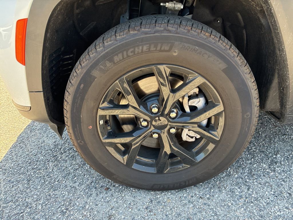 Used 2025 Jeep Grand Cherokee L Laredo image 9