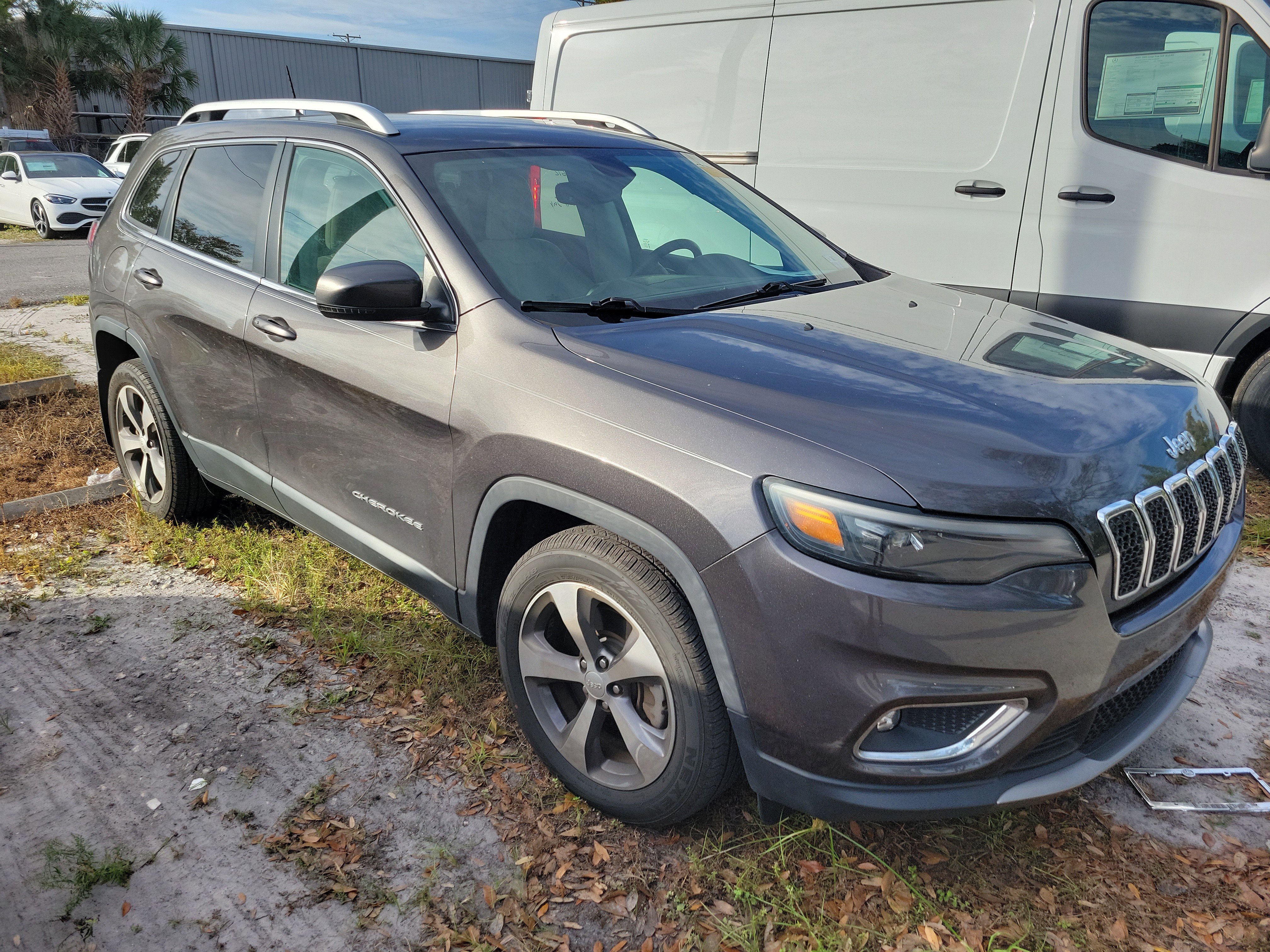 Used 2019 Jeep Cherokee Limited image 2